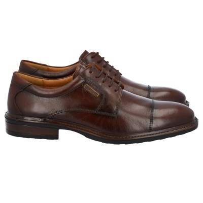 Sapatos sociais castanhos em pele com etiqueta CAMPOORT e cadarços