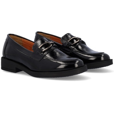 Sapatos mocassins pretos de couro verniz com detalhe metálico prateado