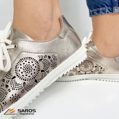 Ténis prateados com padrão floral e sola branca