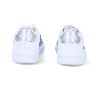 Par de sapatilhas brancas Adidas vistas de trás com detalhes prateados