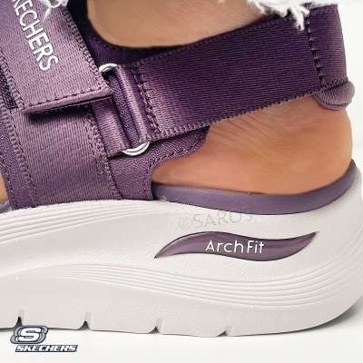 Sandália Skechers roxa com sola branca e texto Arch Fit