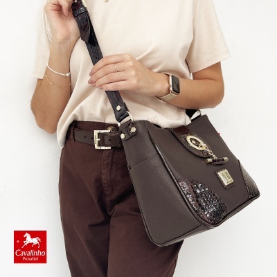 Mala de senhora castanha em pele com detalhes e alça ajustável
