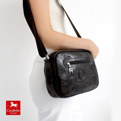 Mala de ombro Cavalinho preta em pele com padrão em relevo e fecho prateado
