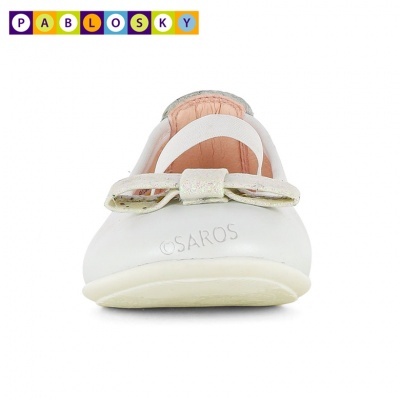 Sapatilha branca para criança com laço e interior cor de rosa