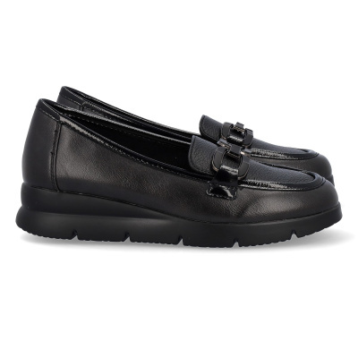 Sapatos mocassins pretos com fivelas metálicas e sola preta