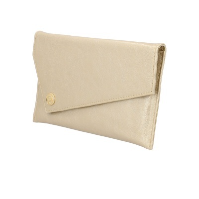 Carteira bege em couro sintético com botão dourado