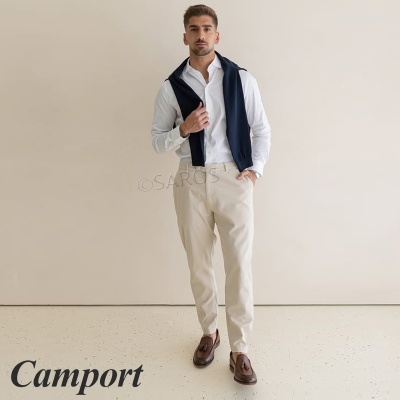 Homem com camisa branca, calças bege e sapatos castanhos, fundo e piso claros