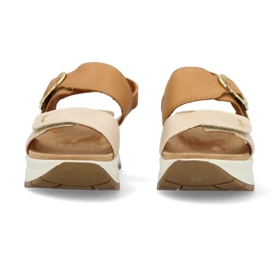 Sandálias abertas com tiras bege e castanho claro e fivelas douradas.