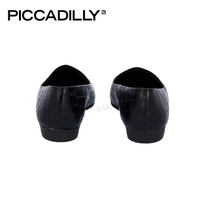 Sapatos pretos baixos com padrão pele de crocodilo vista traseira e logo PICCADILLY