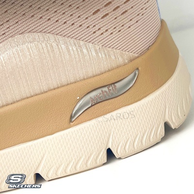 Calçado Skechers rosa com sola branca texturizada e logotipo Arch Fit
