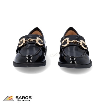 Mocassins pretos com fivela dourada e verniz da SAROS Sapataria
