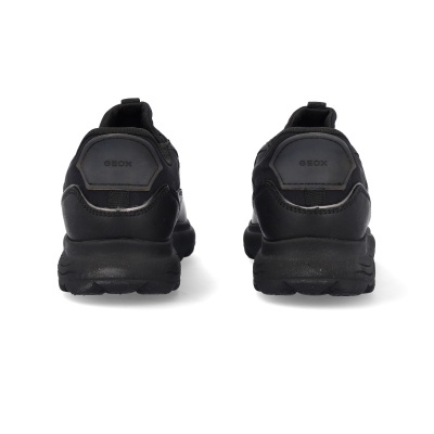 Par de ténis pretos GEOX vista traseira