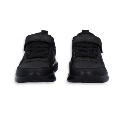 Par de sapatilhas pretas com velcro e atacadores