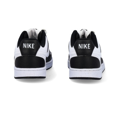 Ténis Nike pretos e brancos vistos de trás