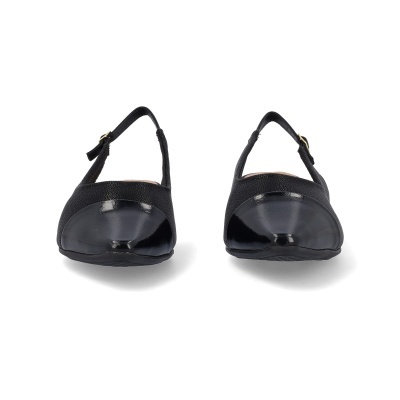 Sapatos pretos femininos slingback com biqueira em verniz brilhante