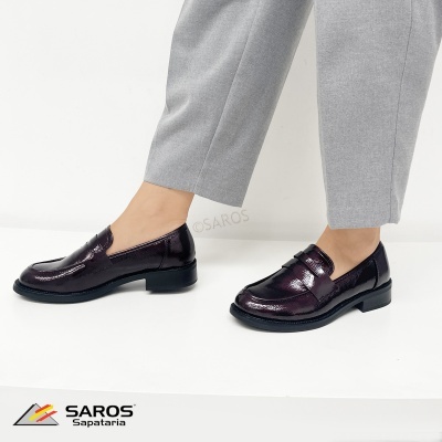 Sapatos mocassim em pele preta verniz com calças cinza