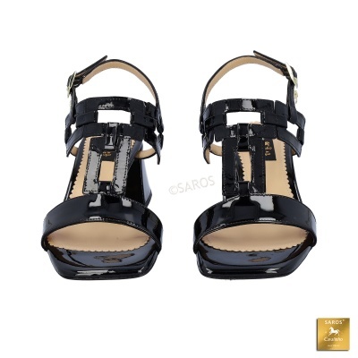 Sandálias pretas de verniz com salto alto e tiras largas