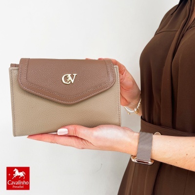 Carteira castanha em pele com logotipo CV em dourado