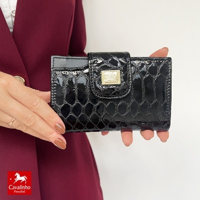 Carteira feminina preta em padrão crocodilo com logótipo Cavalinho