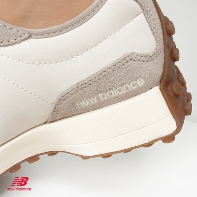 Ténis New Balance branco e cinza com sola castanha