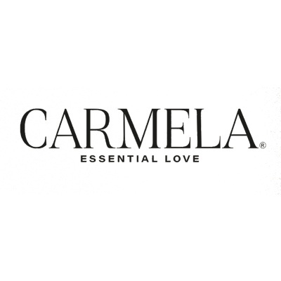 Logo da marca CARMELA com o slogan ESSENTIAL LOVE