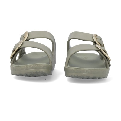 Sandálias de dedo cinza com fivelas douradas em fundo branco