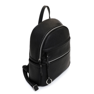 Mochila preta pequena de couro com fecho prateado