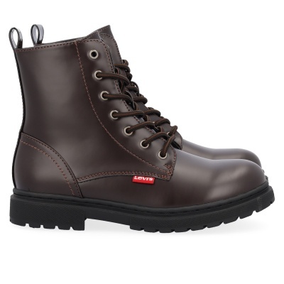 Botas castanho escuro com sola preta e etiqueta Levis vermelha