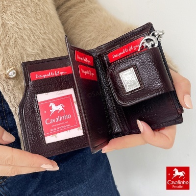 Carteira de pele castanha com etiquetas vermelhas e cartão de logótipo Cavalinho