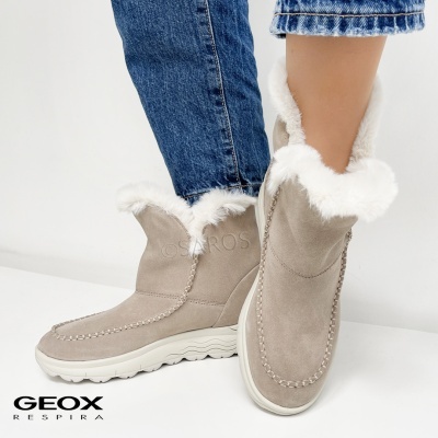 botas castanho claro com forro branco e sola branca com jeans azul