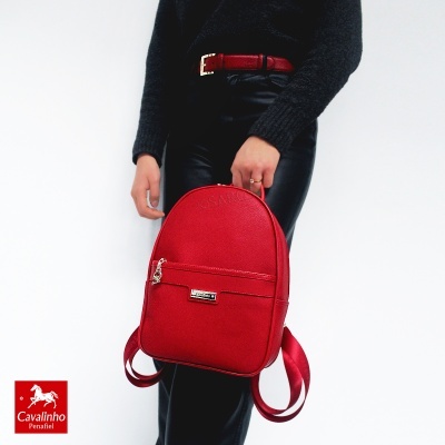 mochila vermelha com detalhes dourados e cinto vermelho