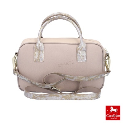 Mala de mão bege com pegas e alça marmoreadas, fecho dourado, fundo branco.