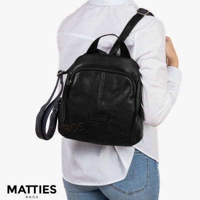 Mochila preta pequena com textura granulada usada por pessoa com camisa branca e jeans azuis