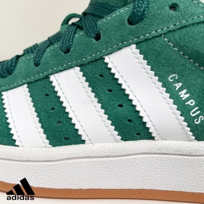 Sapatilha Adidas Campus verde com riscas brancas e sola branca e castanha
