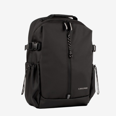 Mochila preta em tecido sintético com zíper frontal e logótipo CAVALINHO