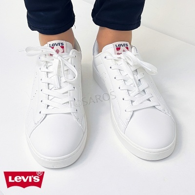 Ténis brancos LEVIS com etiqueta visível na língua a dizer LEVIS