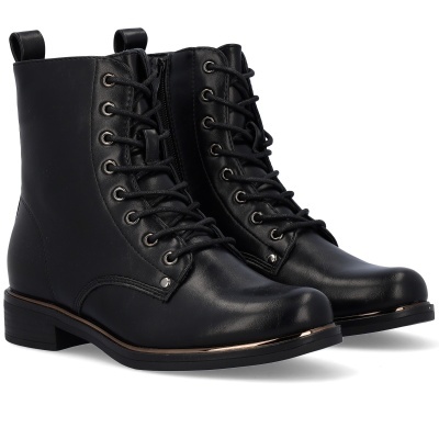 Botas pretas em pele com atacadores frontais e detalhe metálico no solado