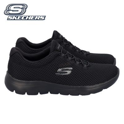 Sapatilhas Skechers negras em malha com logo na lateral e sola preta.