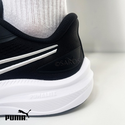 Ténis preto Puma com sola branca e meia branca
