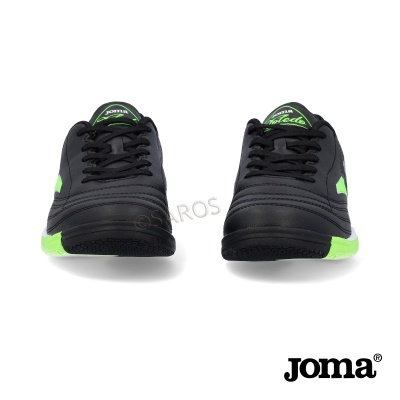 Ténis desportivos pretos e verdes da Joma em fundo branco