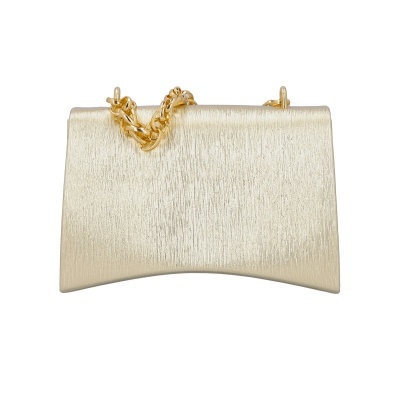 Mala de ombro dourada com corrente