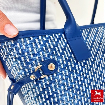 Mala azul entrelaçada com alças de couro e detalhe dourado Cavalinho