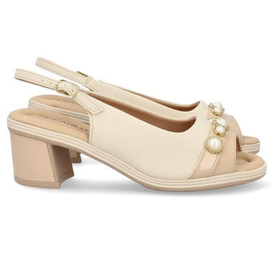 Sandálias bege claro com salto médio quadrado, pérolas decorativas e alças traseiras