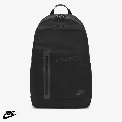Mochila preta Nike com bolso frontal vertical e texto @SAROS
