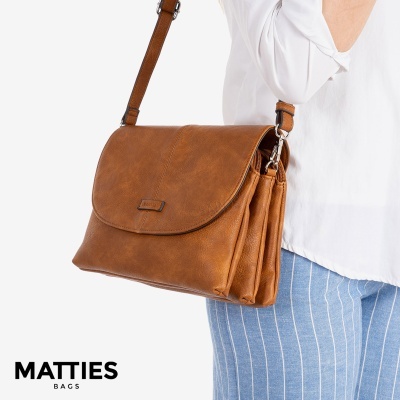 Mala castanha de ombro em pele sintética com aba e compartimentos