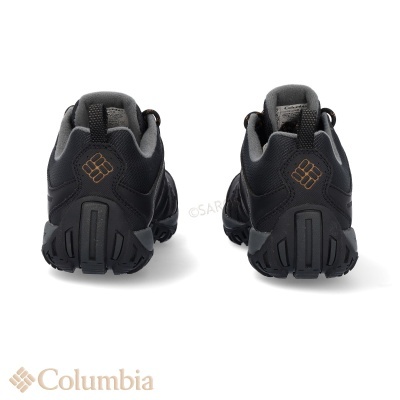 Sapatilhas pretas Columbia vistas de trás com logo dourado e sola preta