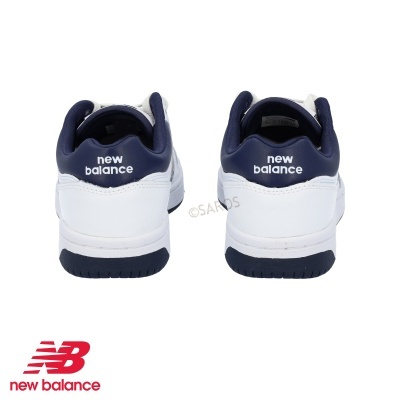 Par de ténis New Balance brancos com detalhes em azul escuro vistos de trás
