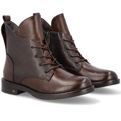 Botas castanhas para homem em couro com textura tipo pele de réptil e atacadores