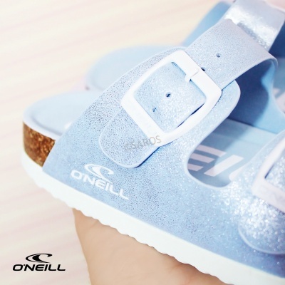 Sandália O'Neill azul clara com sola branca e fivela ajustável