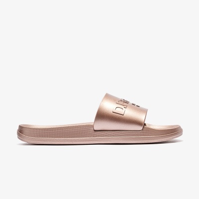 Chinelo slide cor bronze metálico com tira larga e texto em relevo